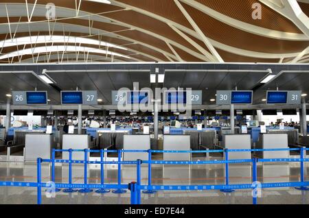 Leere Check-in Schalter am Flughafen Pudong, Shanghai China Stockfoto
