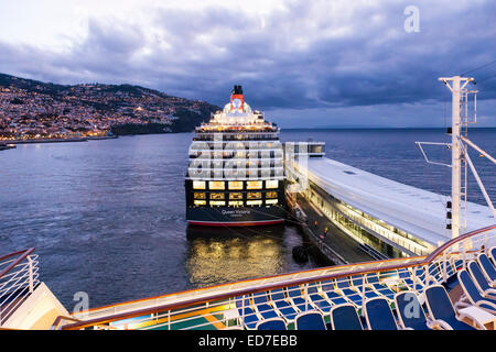 Cunard Queen Victoria vertäut auf Madeira am frühen Morgen. Stockfoto