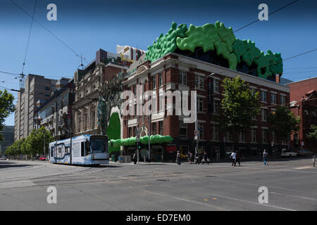 Straßenbahnen vorbei RMIT Universität Swanston Street Melbourne Victoria Australien Stockfoto