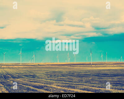 Retro-Foto von Wind Mills Landschaft Erzeugung sauberer Energie Stockfoto