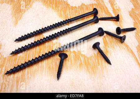 Bau der Schrauben für Holz und Metall auf dem Holztisch Stockfoto