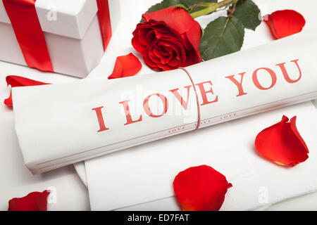 'ich liebe dich', rote rose und Gegenwart Zeitungskasten Stockfoto