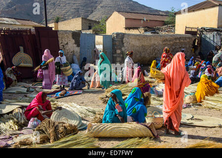 Frauen verkaufen ihre waren auf den bunten Montag Markt von Keren, Eritrea Stockfoto