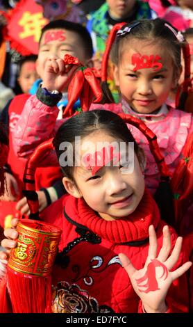 Der chinesischen Nanchang, Jiangxi Provinz. 31. Dezember 2014. Kinder posieren mit Dekorationen in Form von "2015", das kommende neue Jahr an einer Grundschule in Jiujiang, Osten Chinas Jiangxi Provinz, 31. Dezember 2014 zu begrüßen. Bildnachweis: Zhou Mi/Xinhua/Alamy Live-Nachrichten Stockfoto