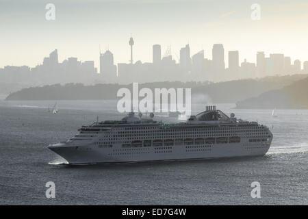 Luxus P & O Kreuzfahrt Schiff Dawn Princess Abfahrt durch die Köpfe Sydney Australia Stockfoto