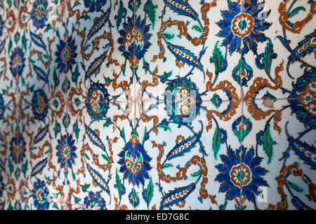 Keramische Fliesen im floralen Design in geheimen Kammer des Kronprinzen im Topkapi-Palast, Sarayi in Istanbul, Türkei Stockfoto