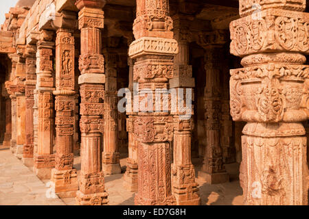 Portikus der Moschee Quwwat-Ul-Islam in der Qutub Minar komplexe oder Qutb Komplex, UNESCO-Weltkulturerbe, Delhi, Indien Stockfoto