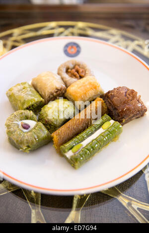 Teller mit traditionellen türkischen Honig bedeckt, Süßigkeiten, Baklava, Nachspeise aus Blätterteig und Nüssen, Istanbul, Türkei Stockfoto