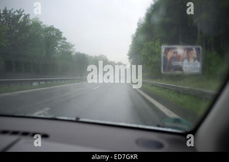 Das fahren bei Nässe auf der Autobahn A9, Bayern, Deutschland. Stockfoto