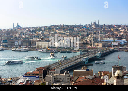 Yeni Camii, die große Moschee, blaue Moschee hinter Hagia Sophia (links) goldene Horn Fähren Bosporus, Istanbul, Türkei Stockfoto