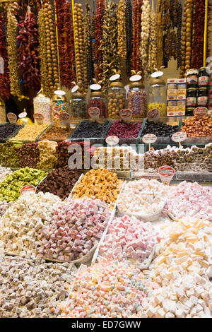 Traditionelle Süßigkeiten Turkish Delight, Lokum, Misir Carsisi ägyptischen Basar Lebensmittel und Gewürzmarkt, Istanbul, Türkei Stockfoto