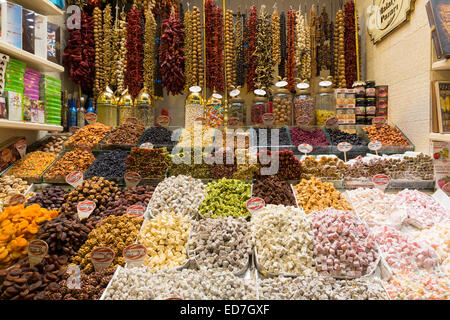 Traditionelle Süßigkeiten stammende Turkish Delight, Lokum, Muttern im Misir Carsisi ägyptischen Basar Lebensmittel und Gewürz, Istanbul, Tur Stockfoto