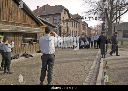 Soldaten der israelischen Armee Fotografieren unter dem berühmten Tor mit dem Motto "Arbeit Macht Frei" (lit.) Arbeit bringt Freiheit "im KZ Auschwitz in Oswiecim, Polen, 11. Dezember 2014. Mindestens 1,1 Millionen Häftlinge starben in Auschwitz. Befreiung des Lagers wurde durch sowjetische Truppen am 27. Januar 1945 und wurde 1947 in eine Gedenkstätte und ein Museum umgebaut. Es wurde im Jahr 1979 zum UNESCO-Weltkulturerbe benannt und trägt den Namen Auschwitz-Birkenau - deutschen nationalsozialistischen Konzentrations- und Vernichtungslager Camp seit 2007. Foto: Frank Schumann/Dpa - NO-Draht-Dienst- Stockfoto