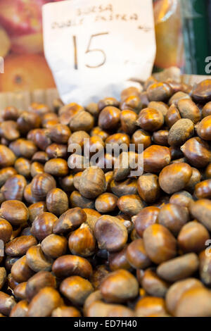 Kastanien auf dem Display für Lebensmittel und Gewürze Markt Misir Carsisi ägyptischen Basar in Istanbul, Türkei Stockfoto