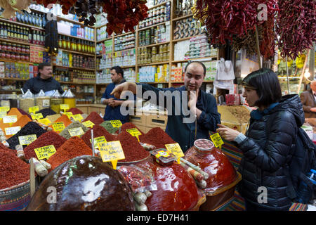 Shopper kaufen Gewürze im Misir Carsisi ägyptischen Basar Lebensmittel und Gewürz in Istanbul, Türkei Stockfoto
