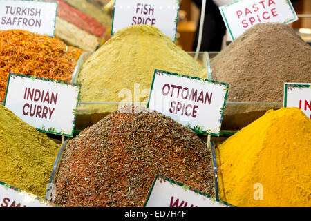 Traditionelle Gewürze - Safran, curry, Ottomane, Misir Carsisi ägyptischen Basar Lebensmittel und Gewürz-Markt, Istanbul, Türkei Stockfoto