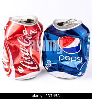 Studio Foto von leeren und stürzte Coca-Cola und Pepsi 330-ml-Dosen, isoliert auf weißem Hintergrund Stockfoto