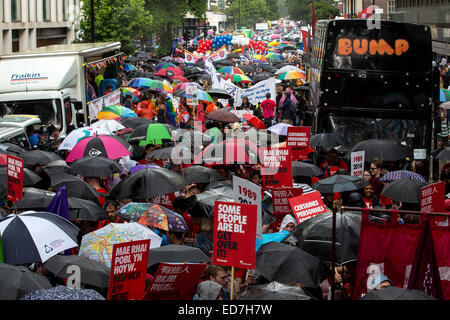 Pride London mit Parade 2014: regen Gießen auf Gay Pride London 2014 wo die Teilnehmer: London, Vereinigtes Königreich bei: 28. Juni 2014 Stockfoto