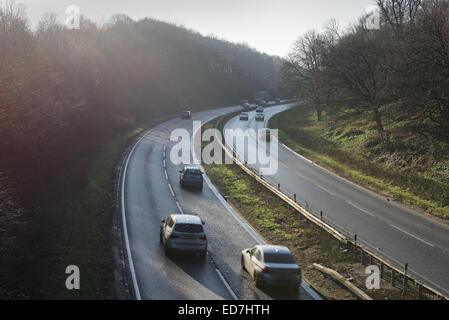 Eine zweispurige Hauptstraße im Vereinigten Königreich. Nebligen Winterwetter mit nasser Fahrbahn. Stockfoto