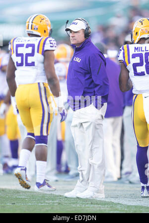 Nashville, Tennessee, USA. 30. Dezember 2014. LSU Cheftrainer Les Miles während der NCAA Football Spiel Action zwischen den Notre Dame Fighting Irish und die LSU Tigers in LP Field in Nashville, Tennessee. Notre Dame besiegte LSU 31-28. © Csm/Alamy Live-Nachrichten Stockfoto