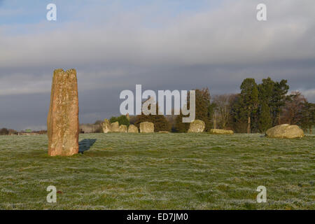 Die Bronzezeit Monolith und Stein Kreis Long Meg (im Vordergrund) und ihre Töchter an einem frostigen Wintertag Stockfoto