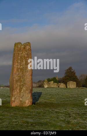 Die Bronzezeit Monolith und Stein Kreis Long Meg (im Vordergrund) und ihre Töchter an einem frostigen Wintertag Stockfoto