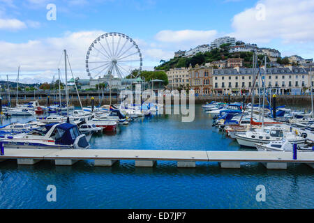 Hafen von Torquay und Riesenrad im Hintergrund Stockfoto