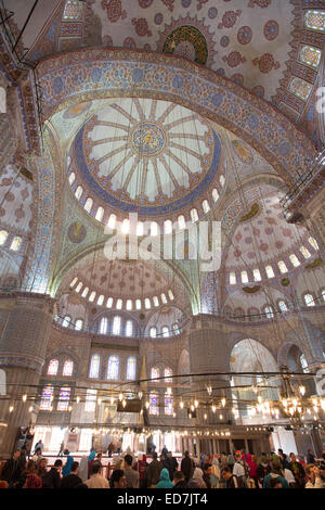 Touristen sehen Kuppeln der blauen Moschee, Sultanahmet Camii oder Sultan Ahmed Mosque des 17. Jahrhunderts in Istanbul, Türkei Stockfoto