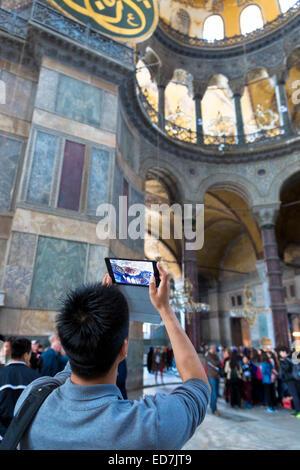 Tourist in Hagia Sophia, Ayasofya Muzesi Moschee Museum mit Apple Ipad Tablet um zu fotografieren in Istanbul, Türkei Stockfoto