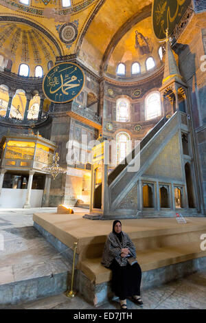 Die muslimische Frau in Hagia Sophia, Ayasofya Muzesi, Moschee Museum in Sultanahmet, Istanbul, Türkei Stockfoto