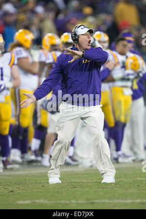 Nashville, Tennessee, USA. 30. Dezember 2014. LSU Cheftrainer Les Miles während der NCAA Football Spiel Action zwischen den Notre Dame Fighting Irish und die LSU Tigers in LP Field in Nashville, Tennessee. Notre Dame besiegte LSU 31-28. © Csm/Alamy Live-Nachrichten Stockfoto