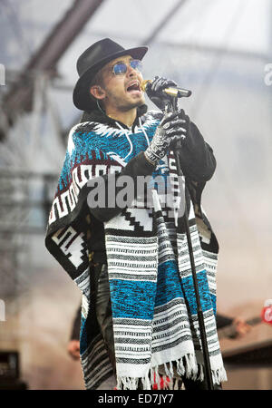 Berlin, Deutschland. 31. Dezember 2014. Bill Kaulitz von der deutschen Band Tokio Hotel führt während der Rehersels für die Silvester-Party am Brandenburger Tor in Berlin, Deutschland, 31. Dezember 2014. Menschen aus der ganzen Welt feiern Silvester auf der Open-Air-Party an der historischen Straße des 17. Juni (wörtl. 17. Juni Straße). Foto: Jörg Carstensen/Dpa/Alamy Live News Stockfoto