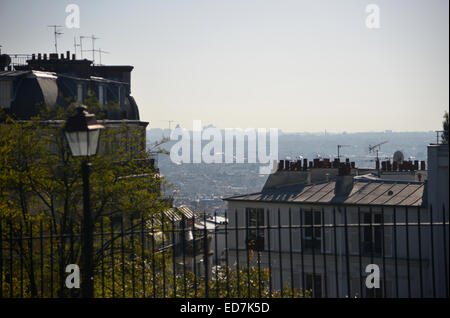 Paris Stadt gesehen und durch Häuser auf Montmartre-Hügel Stockfoto