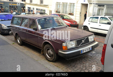 Scruffy Volvo 240 Anwesen gesehen auf der Straße in Paris Stockfoto