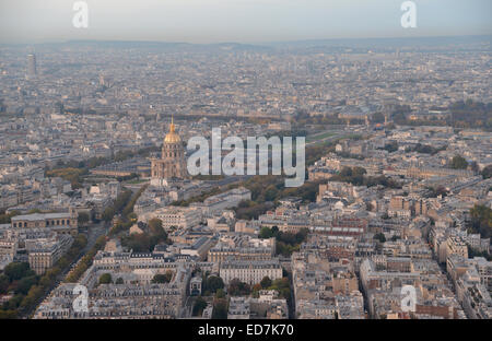 Paris von oben in der Abenddämmerung, gesehen vom Montparnasse-Turm Stockfoto