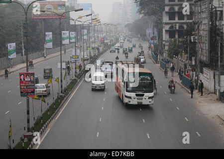 Dhaka, Bangladesch. 31. Dezember 2014. Blick auf Bangla Motor Straße in Dhaka am 31. Dezember 2014, dem ersten Tag des zweitägigen Jamaat-e-Islami strike genannt im Protest gegen das Todesurteil für seinen Führer A.T.M. Azharul Islam. Bildnachweis: Mamunur Rashid/Alamy Live-Nachrichten Stockfoto