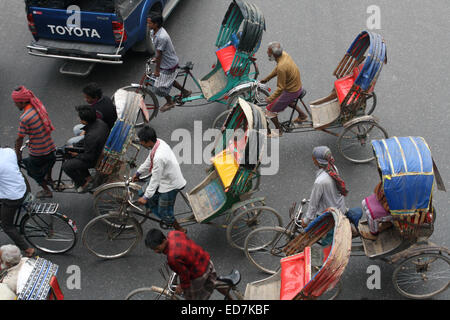 Dhaka, Bangladesch. 31. Dezember 2014. Zyklus Rickshaws Kreuz an einer Kreuzung in Dhaka am 31. Dezember 2014, während einen landesweiten Streik wird von der Jamaat-e-Islami im protest gegen das Todesurteil für seinen Führer A.T.M. Azharul Islam. Alltag in der Hauptstadt von Bangladesch blieb Dhaka normal während des Streiks aufgerufen, um das Todesurteil ihres Führers A.T.M. Azharul Islam verurteilt wegen Kriegsverbrechen zu protestieren. Bildnachweis: Mamunur Rashid/Alamy Live-Nachrichten Stockfoto