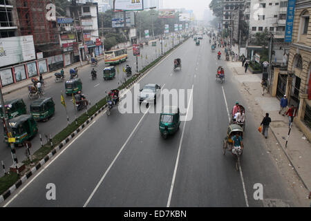 Dhaka, Bangladesch. 31. Dezember 2014. Blick auf Bangla Motor Straße in Dhaka am 31. Dezember 2014, dem ersten Tag des zweitägigen Jamaat-e-Islami strike genannt im Protest gegen das Todesurteil für seinen Führer A.T.M. Azharul Islam. Bildnachweis: Mamunur Rashid/Alamy Live-Nachrichten Stockfoto