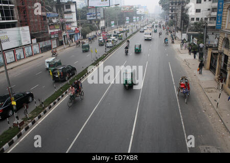 Dhaka, Bangladesch. 31. Dezember 2014. Blick auf Bangla Motor Straße in Dhaka am 31. Dezember 2014, dem ersten Tag des zweitägigen Jamaat-e-Islami strike genannt im Protest gegen das Todesurteil für seinen Führer A.T.M. Azharul Islam. Bildnachweis: Mamunur Rashid/Alamy Live-Nachrichten Stockfoto