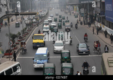 Dhaka, Bangladesch. 31. Dezember 2014. Verkehr sammelt an einer Kreuzung in Dhaka am 31. Dezember 2014, während einen landesweiten Streik wird von der Jamaat-e-Islami aus Protest gegen das Todesurteil für seinen Führer A.T.M. Azharul Islam. Alltag in der Hauptstadt von Bangladesch blieb Dhaka normal während des Streiks aufgerufen, um das Todesurteil ihres Führers A.T.M. Azharul Islam verurteilt wegen Kriegsverbrechen zu protestieren. Bildnachweis: Mamunur Rashid/Alamy Live-Nachrichten Stockfoto