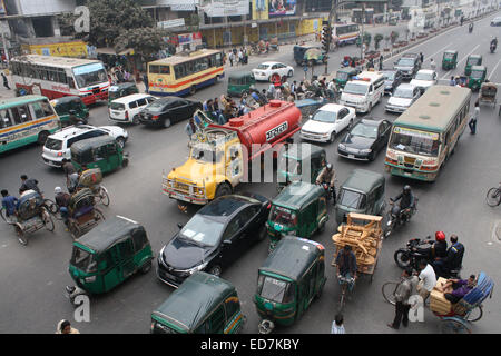 Dhaka, Bangladesch. 31. Dezember 2014. Verkehr sammelt an einer Kreuzung in Dhaka am 31. Dezember 2014, während einen landesweiten Streik wird von der Jamaat-e-Islami aus Protest gegen das Todesurteil für seinen Führer A.T.M. Azharul Islam. Alltag in der Hauptstadt von Bangladesch blieb Dhaka normal während des Streiks aufgerufen, um das Todesurteil ihres Führers A.T.M. Azharul Islam verurteilt wegen Kriegsverbrechen zu protestieren. Bildnachweis: Mamunur Rashid/Alamy Live-Nachrichten Stockfoto