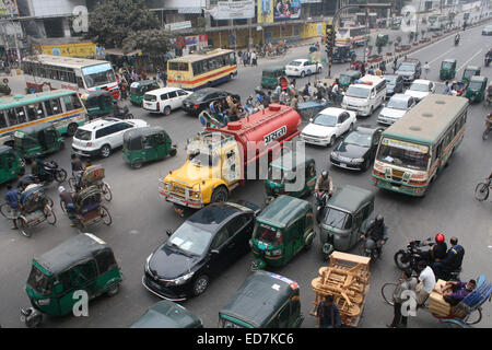 Dhaka, Bangladesch. 31. Dezember 2014. Verkehr sammelt an einer Kreuzung in Dhaka am 31. Dezember 2014, während einen landesweiten Streik wird von der Jamaat-e-Islami aus Protest gegen das Todesurteil für seinen Führer A.T.M. Azharul Islam. Alltag in der Hauptstadt von Bangladesch blieb Dhaka normal während des Streiks aufgerufen, um das Todesurteil ihres Führers A.T.M. Azharul Islam verurteilt wegen Kriegsverbrechen zu protestieren. Bildnachweis: Mamunur Rashid/Alamy Live-Nachrichten Stockfoto