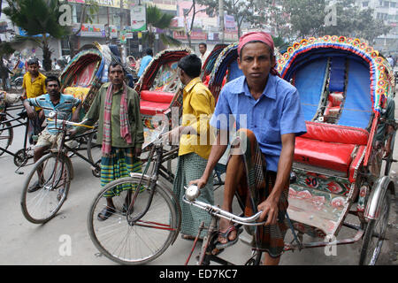 Dhaka, Bangladesch. 31. Dezember 2014. Zyklus Rickshaws Fahrer warten auf Passagier in Dhaka am 31. Dezember 2014, während einen landesweiten Streik von der Jamaat-e-Islami aus Protest gegen das Todesurteil für seinen Führer A.T.M. Azharul Islam genannt. Bildnachweis: Mamunur Rashid/Alamy Live-Nachrichten Stockfoto