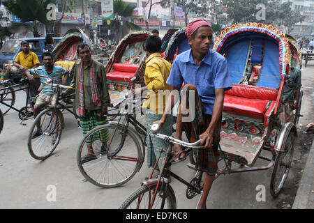 Dhaka, Bangladesch. 31. Dezember 2014. Zyklus Rickshaws Fahrer warten auf Passagier in Dhaka am 31. Dezember 2014, während einen landesweiten Streik von der Jamaat-e-Islami aus Protest gegen das Todesurteil für seinen Führer A.T.M. Azharul Islam genannt. Bildnachweis: Mamunur Rashid/Alamy Live-Nachrichten Stockfoto