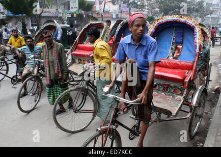 Dhaka, Bangladesch. 31. Dezember 2014. Zyklus Rickshaws Fahrer warten auf Passagier in Dhaka am 31. Dezember 2014, während einen landesweiten Streik von der Jamaat-e-Islami aus Protest gegen das Todesurteil für seinen Führer A.T.M. Azharul Islam genannt. Bildnachweis: Mamunur Rashid/Alamy Live-Nachrichten Stockfoto