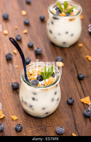 Joghurt mit Heidelbeeren und Cantuccini in einem Glas Stockfoto