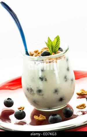 Joghurt mit Heidelbeeren, Minze und Cantuccini in einem Glas Stockfoto