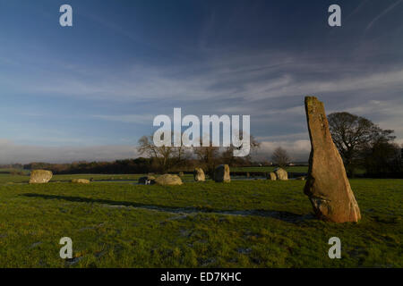 Die Bronzezeit Monolith und Stein Kreis Long Meg (im Vordergrund) und ihre Töchter an einem frostigen Wintertag Stockfoto