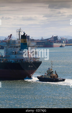 Schlepper, der den Kohleschiff-Carrier bis zum Liegeplatz im Newcastle Harbour, New South Wales, Australien, unterstützt Stockfoto