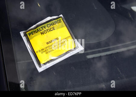 Strafe kostenlos Mitteilung an Auto Windschutzscheibe befestigt. Stockfoto